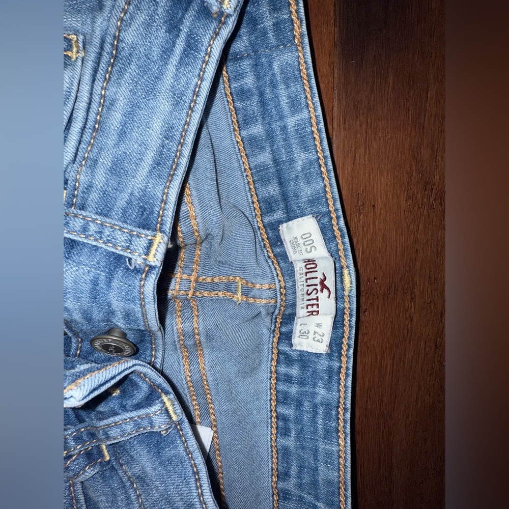 Hollister Light Blue Denim Jeans - Picture 2 of 3